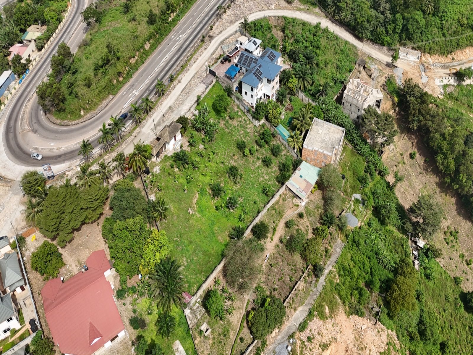Foto udara plot lahan perbukitan untuk pengembangan resort dan villa premium