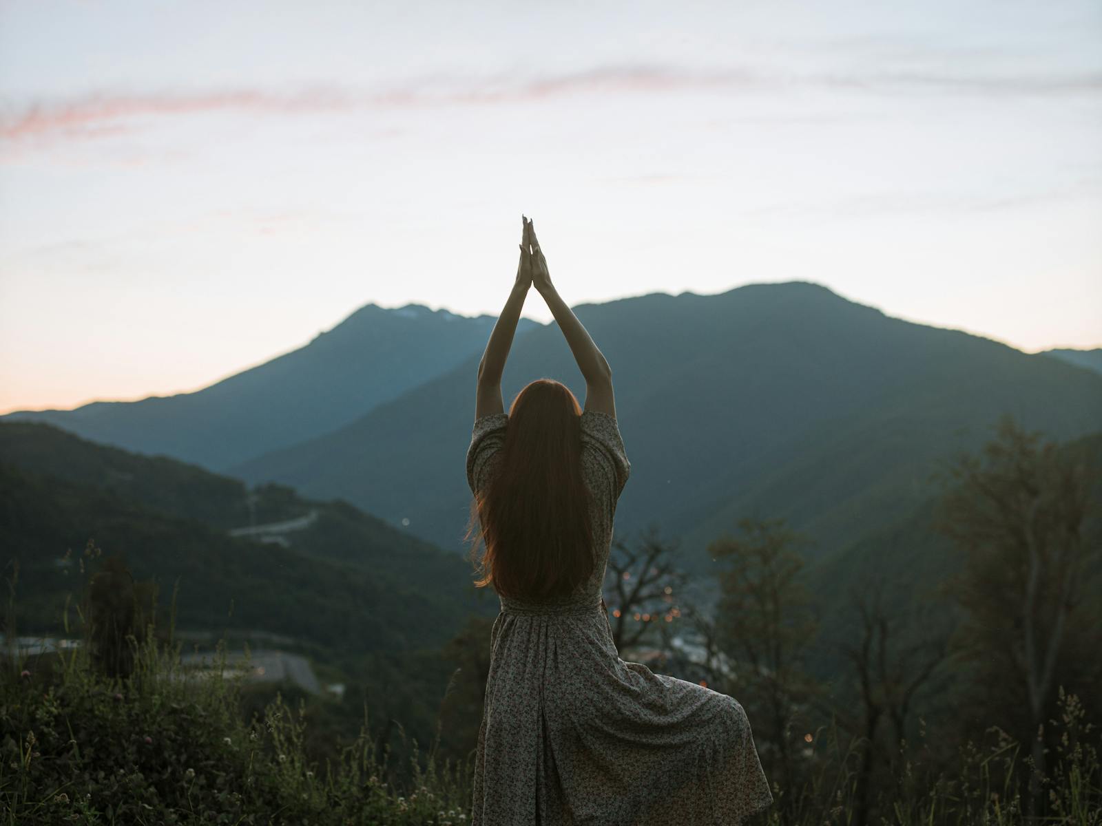 Sesi yoga sunrise di pegunungan Bogor sebagai konteks investasi wellness retreat