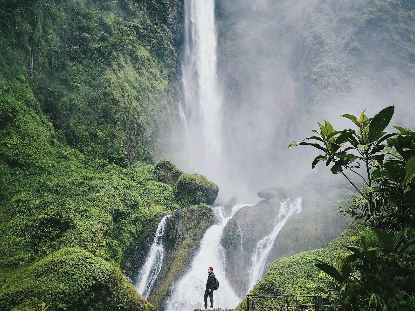 Air terjun tropis Puncak Bogor menggambarkan tempat wisata unggulan di Puncak 2